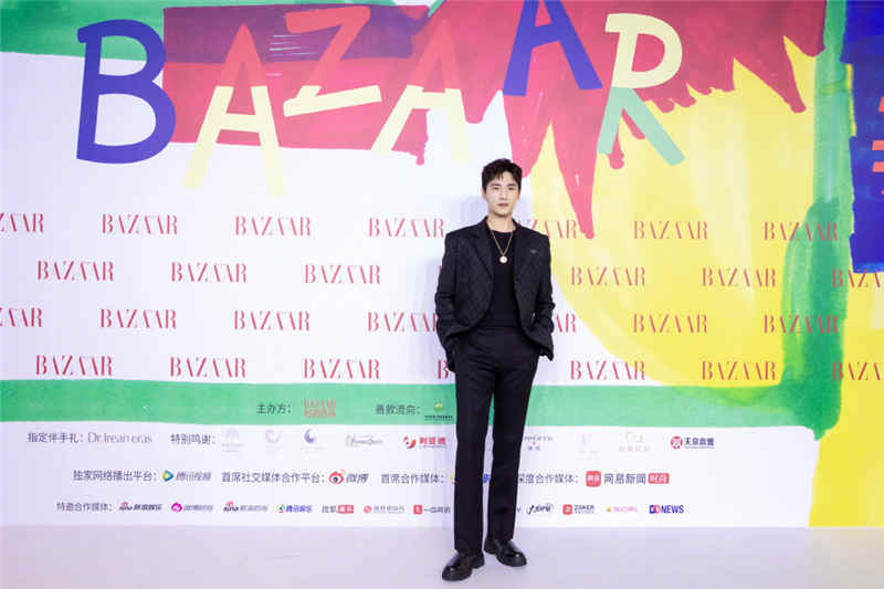 2021时尚芭莎慈善晚宴暖心开幕 璀璨星光照亮乡村儿童的未来(图6) 2021时尚芭莎慈善晚宴暖心开幕 璀璨星光照亮乡村儿童的未来(图6)